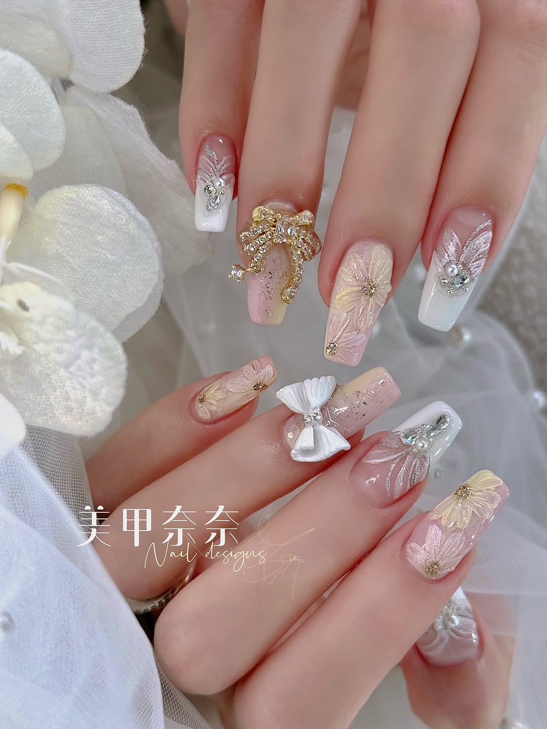 婚紗專屬設計🥰 粉紅×粉黃淡彩暈染＋立體花🌸 華麗貼鑽✨＋羽毛元素🪽 直接仙氣拉滿🤍 誰做誰美的婚紗甲❤️❤️❤️