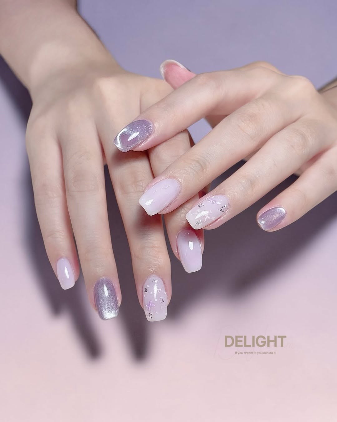 【小時光DELIGHT 美甲服務特色】 ✔️ 幾百種顏色隨妳挑、隨妳換！現場色卡超豐富！ ✔️ 凝膠款式皆含建構層，厚度紮實，維持度超優！ ✔️ 享受完整精緻保養流程： 修整甲型 → 推甘皮 → 去除甘皮 → 清理甲面＆指縫 → 滋潤指緣…