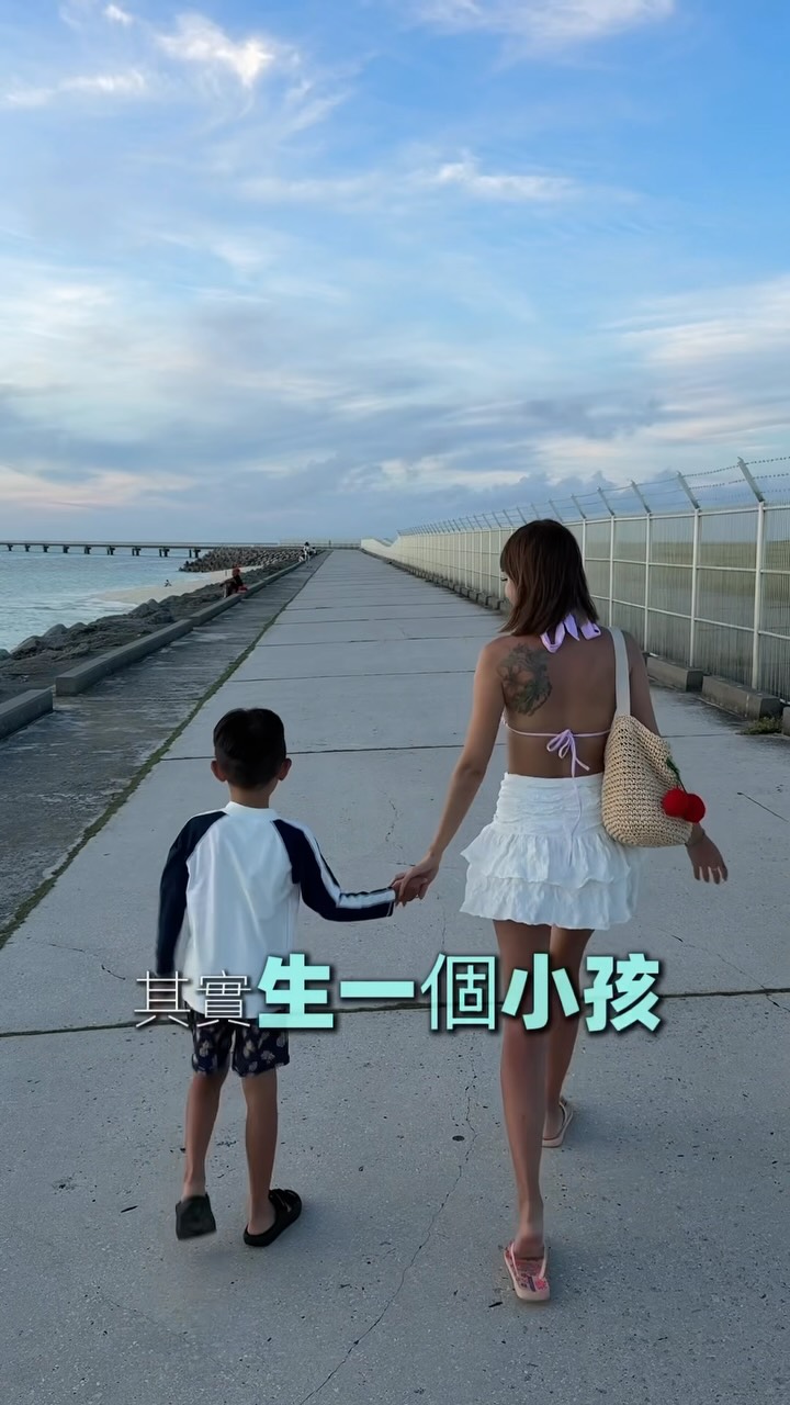 這是我們第三次來宮古島， 這次很不一樣的是我們帶了小孩。 帶他去我們最喜歡吃的拉麵店， 還有我們最常回訪的燒鳥串燒， 一起去海裡冒險，一起看最美的幻影沙灘。 其實， 生一個小孩並不是希望他長得多好或是完成任何我們小時候沒有完成的事， 而是…