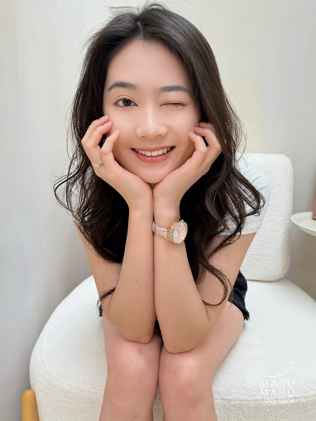 𝑯𝒆𝒍𝒍𝒐, 𝒔𝒖𝒎𝒎𝒆𝒓. 喜歡夏日午後灑落的陽光， 也喜歡自然有神的眼眸☀️ ⁡ 以細緻的設計， 找到最適合妳的睫毛弧度， 每一次眨眼， 都是屬於這個夏天的溫柔風景💛 ⁡ ────────── ⁡ 美睫／美甲｜…