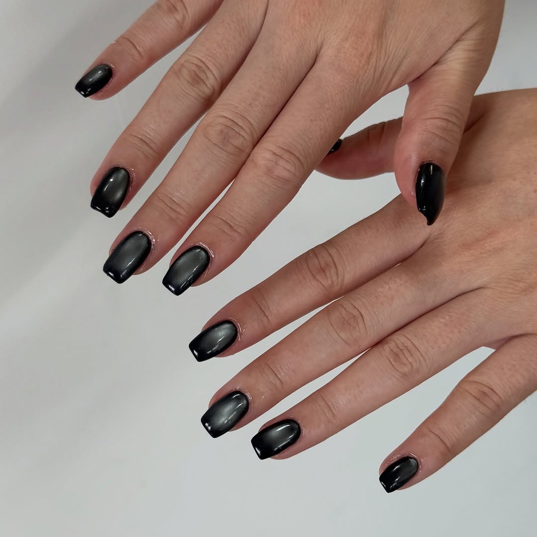Black one-color base with a magnet gel accent. member 70,000won Designed by.다연 ✨헤이오브제는 지난 컬렉션들도 동일한 가격과 퀄리티로 상시 시술 가능합니…
