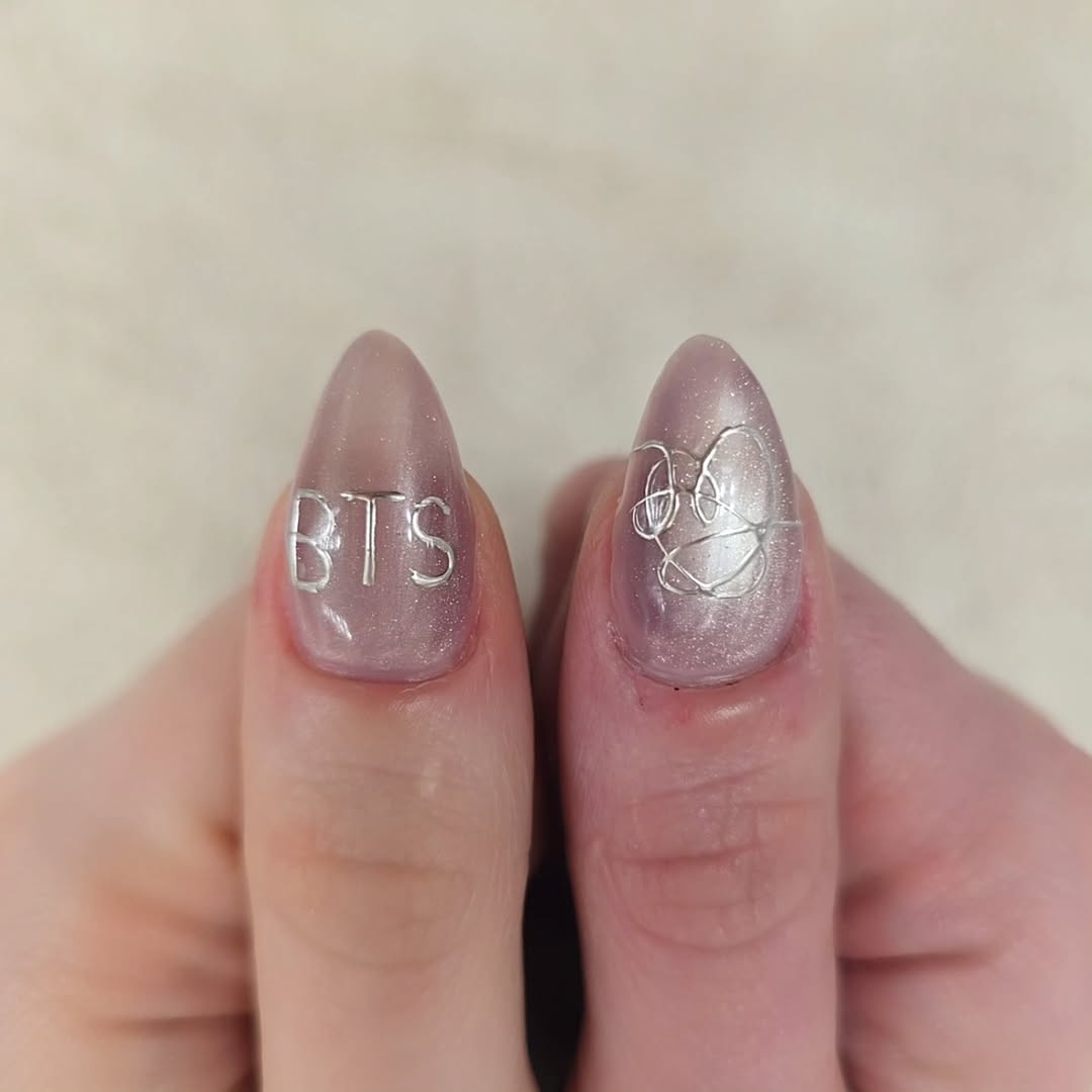 ✨ 은은한 자석펄에 포인트 한 방 ✨ 고급스럽게 반짝이는 베이지 퍼플 컬러에 BTS 감성까지 더해진 특별한 네일 💅 과하지 않지만 확실하게 예쁜 디자인, 손 끝 분위기까지 바꿔드려요 🤍 ✔️ 자석컬러 특유의 깊…