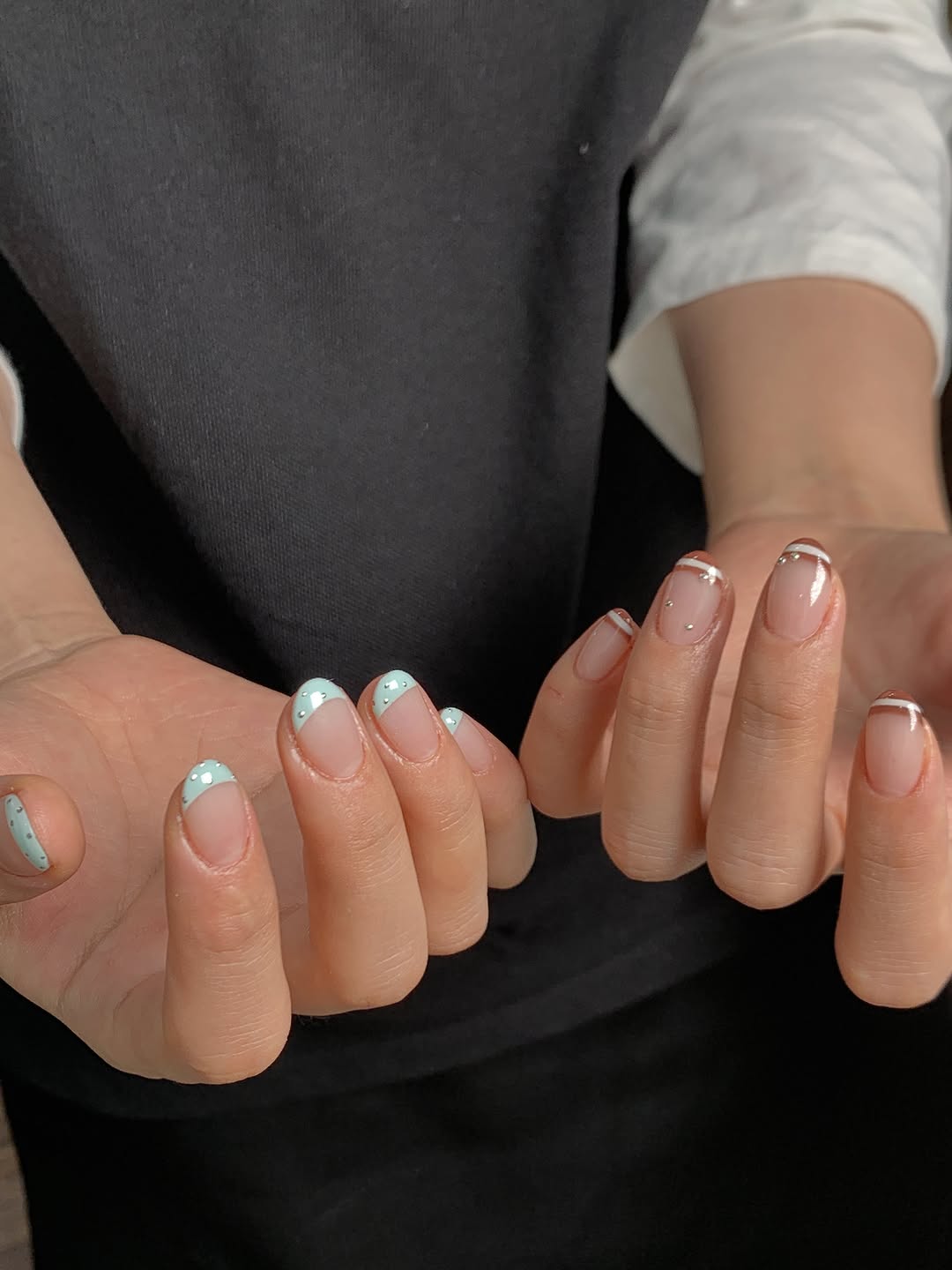 반반 프렌치🩵 프렌치 인기채고 ✔️젤시술시 ‘일회용 네일키트🫧’ 사용 ✔️쉐입은 물론 베이스단계부터 디자인, 오버레이까지 맞춤시술 해드리고 있어요 ✔️회원은 젤시술시 자샵 젤제거 무료 🎁상시이벤트 -손젤+발젤…
