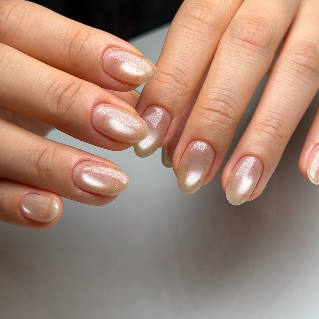 요즘 가장 많이 찾으시는 오로라 자석네일💅 맑고 투명한 베이스 위에 은은하게 흐르는 자석광이 손끝을 더 길고 여리여리하게:) 출근룩, 데이트룩, 휴가룩 어디에도 찰떡 📍손이 예뻐 보이는 컬러감 📍질리지 않는 …