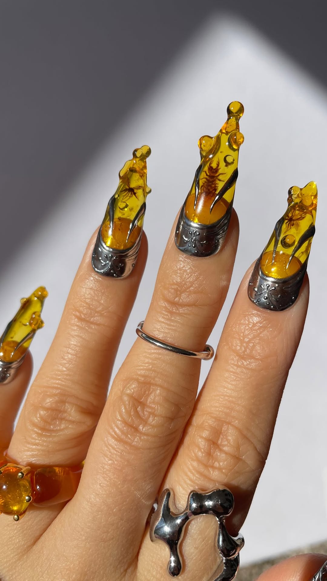 Cyber Amber Fossil Nails ⛓️🍯🪲 … Kinda mad at myself for not having the time to be able to pull off something as cool …