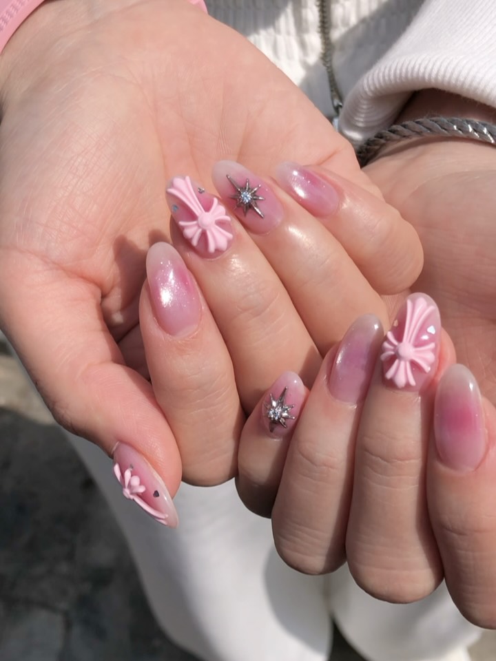 치크위에도 예쁜 벚꽃크롬하츠 🌸🤍 핑크는 언제든 사랑이디 ⋆⁺₊ ∗ 깨알정보 ∗ 서울은 이번주면 벚꽃은 빠빠ㅏ이할테지만 제가 가끔 벚꽃구경가는 인천에 자유공원은 개화도 이제 시작이더라구요 ?!!! 이 피드를 보…